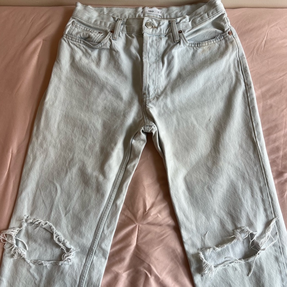 Light washed jeans from MANGO. MUST GO!